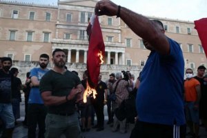 Azılı Yunanlılar Türk bayrağını yaktılar