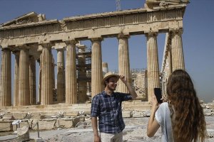 Yunanistan'da turistlere Kovid-19 testi yapılmayacak