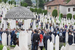 Bosna Hersek’te binlerce şehit dualarla anıldı