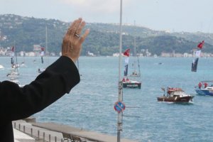 Cumhurbaşkanı Erdoğan fetih kutlamaları dolayısıyla Boğaz'dan geçen tekneleri selamladı