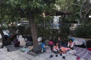 Yunanistan'da 10 bin mülteci meydanlarda sabahlıyor
