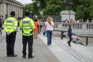 Londra'da bir sokak partisinde 15 polis yaralandı
