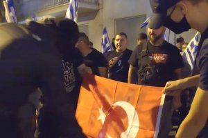 Ayasofya Camii kararına tepkili aşırı sağ Yunan grup haddini aştı! Türk bayrağı yaktı