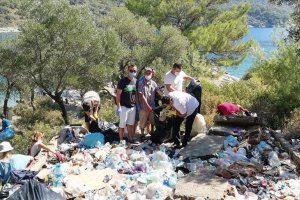 Fethiye'de çevre gönüllüleri 2 ton çöp topladı