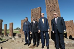 Cumhurbaşkanı Erdoğan Ahlat'ta Selçuklu mezarlığını ziyaret etti