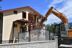Uludağ'da  kaçak villa yıkıldı