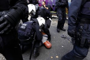 Almanya'da Kovid-19 önlemlerini protesto gösterisine polisin müdahalesi ağır oldu