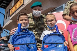 Türk askeri Kosovalı çocuklara kırtasiye yardımı dağıttı