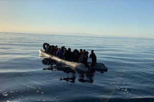İtalya’nın güneyinde göçmen botu alev aldı