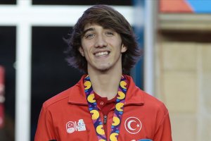 Berke Akçam 400 metre engellide 20 yaş altı Türkiye rekoru kırdı