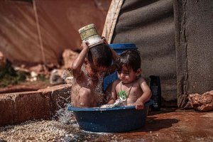 İdlib kamplarındaki çocuklar sıcaklardan kavruluyorlar