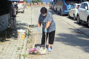 Canan teyze sokakları ve camileri gönüllü temizliyor