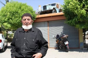 92 yaşındaki Sami dede ekmek teknesi evinin çatısında sergiliyor