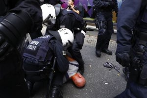 Almanya’daki protestoda polis ile göstericiler arasında arbede
