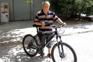 86 yaşındaki Mehmet dede, sınavla aldığı bisiklet ehliyetini 60 yıldır saklıyor