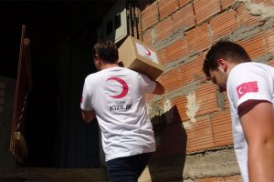 Türk Kızılay'dan Bosna'daki yetimlere ve ihtiyaç sahiplerine gıda yardımı
