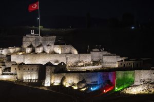 Azerbaycan bayrağı renkleri Kars Kalesi'nde