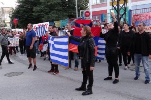 Yunanlı ve Ermeniler T.C. Gümülcine Başkonsolosluğu’na yürüdüler