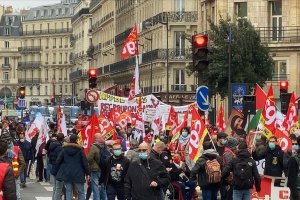 Fransa'da işçi sendikaları ve göçmenler Macron hükümetini protesto etti