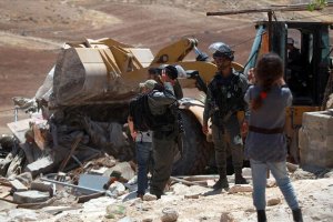 İsrail askerleri Batı Şeria’da Filistinlilere ait bir evi yıktı