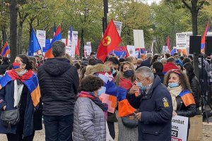 Paris'te terör örgütü PKK'nın katılımıyla Ermenistan'a destek gösterisi