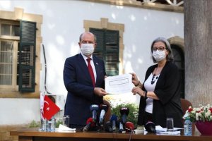 KKTC'de yeni Cumhurbaşkanı Ersin Tatar mazbatasını aldı