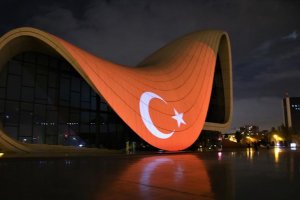  Bakü'nün ünlü yapılarına Türk bayrağı yansıtıldı