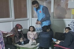 Depremde zarar gören vatandaşlardan bazıları geceyi camilerde geçirdi