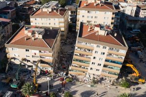 İzmir'de ana şoktan sonra 484 artçı deprem kaydedildi