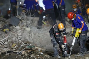 İzmir'deki arama kurtarma çalışmalarının bu gece bitirilmesi planlanıyor
