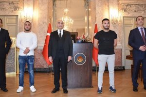 Büyükelçi Ceyhun Avusturya'daki saldırıda polisi kurtaran Türk gençlerle görüştü