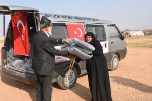 'Elmacı Dede'den Tel Abyadlı ihtiyaç sahiplerine battaniye yardımı