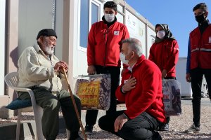 Türk Kızılaydan konteyner kentlerdeki depremzedelere kışlık yardımı