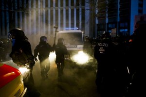 Almanya'da Kovid-19 protesto göstericilerine polis müdahale etti