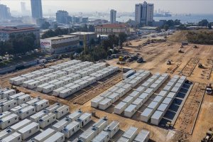 İzmir'de geçici barınma merkezinde konteyner kurulumu devam ediyor