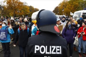 Berlin'de Kovid-19 politikasına karşı yapılan gösteriye polis müdahalesi