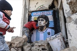 Maradona'nın resmini enkaza dönüşen duvara çizdi