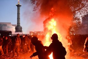 Fransa'da güvenlik yasa tasarısı ve polis şiddetinin protesto edildiği gösterilerde olaylar çıktı