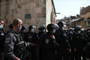İsrail polisi, Filistinlilere cuma namazında Mescid-i Aksa'ya girişine izin vermedi