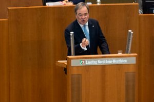 Almanya Eyalet Başbakanı Laschet’ten aşırı sağa fırça, Prof. Şahin'e övgü