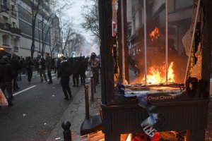 Fransa'da güvenlik yasa tasarısına karşı yapılan eylemlerin sürdürülmesi çağrısı