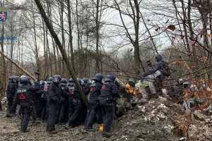 Almanya'da eylem yapan çevrecilere polis müdahalesiv