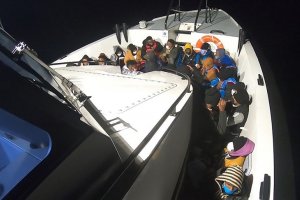Balıkesir'de Türk kara sularına itilen 54 sığınmacı kurtarıldı