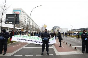 Almanya’da Kovid-19 tedbirleri protesto edildi