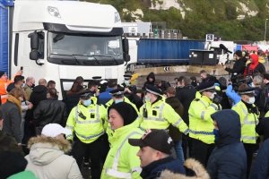 İngiltere'den Fransa'ya geçmek isteyen tır şoförleriyle polis arasında arbede yaşandı