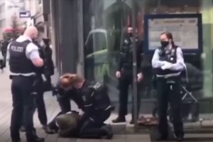 Alman polisi, başörtülü kadını 