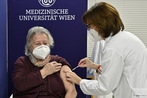 Avusturya ve İtalya'da ilk Kovid-19 aşıları yapılmaya başladı