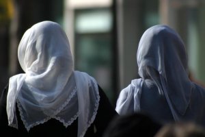 Fransa 18 yaşından küçük kızlara başörtüsü takmayı yasaklamak istiyor