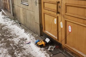 Stockholm Camii kapısına bomba düzeneğine benzeyen kutu bulundu