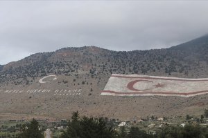 Beşparmak Dağları'ndaki dev KKTC bayrağını boyama çalışmaları sürüyor
